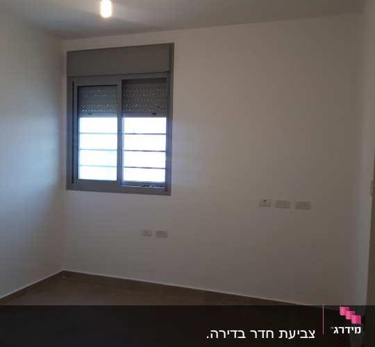 חדר עם קירות צבועים בלבן ותאורה פשוטה